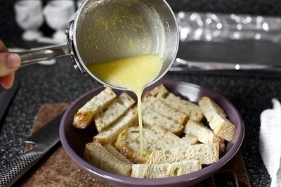 Ăn sáng ngon với bánh mì bơ tỏi thơm giòn thích thú