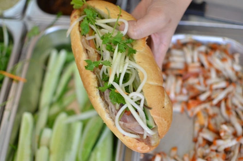 Bánh mì kẹp ngon nức tiếng ở thủ đô