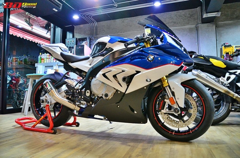 Bmw s1000rr 2015 độ nổi bật với dàn đồ chơi hàng hiệu