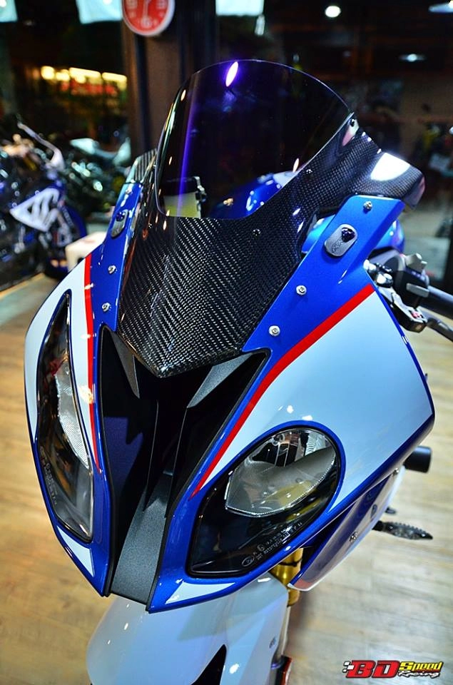 Bmw s1000rr 2015 độ nổi bật với dàn đồ chơi hàng hiệu