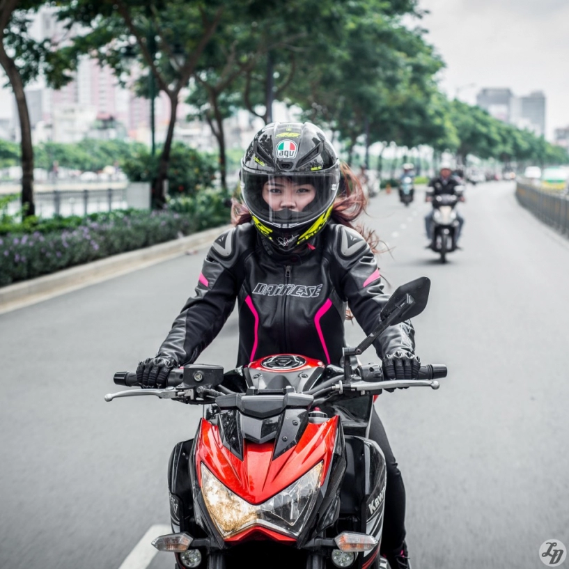 Bộ ảnh đẹp chiến mã kawasaki z800 của nữ biker xinh đẹp