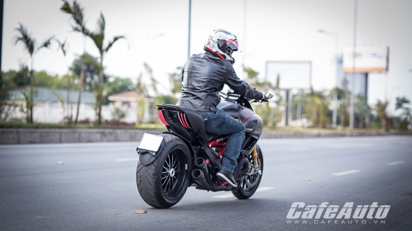 Cầm cương cảm nhận hiệu năng của mãnh thú ducati diavel độ carbon