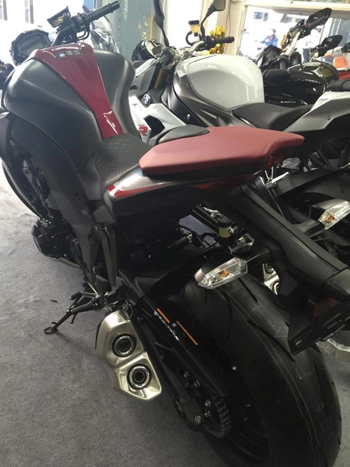 Cận cảnh kawasaki z1000 2016 phiên bản màu đỏ candy crimson tại việt nam