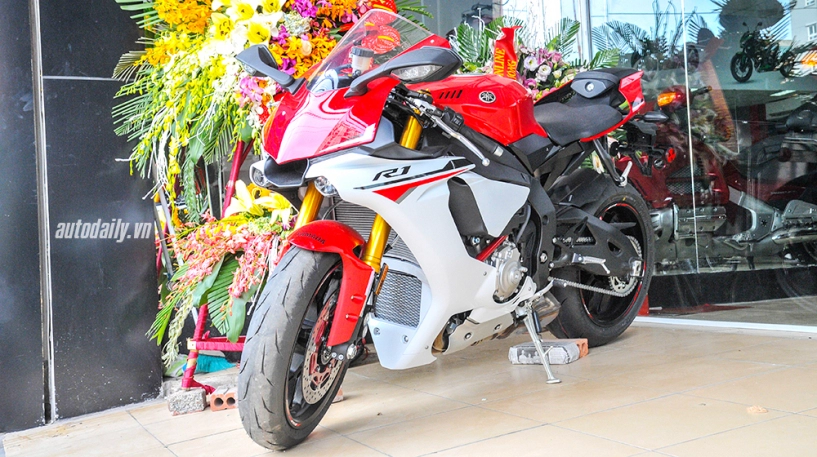 Cận cảnh yamaha r1 2015 đầu tiên tại hà nội