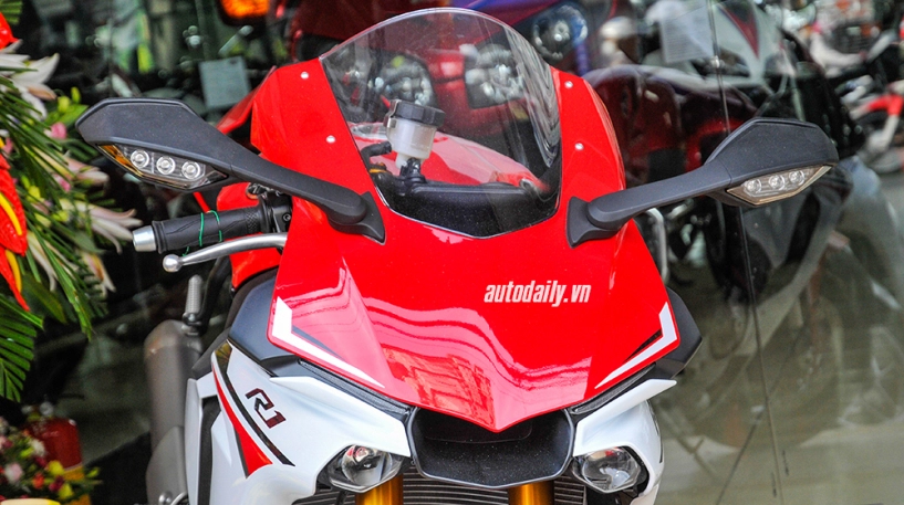 Cận cảnh yamaha r1 2015 đầu tiên tại hà nội