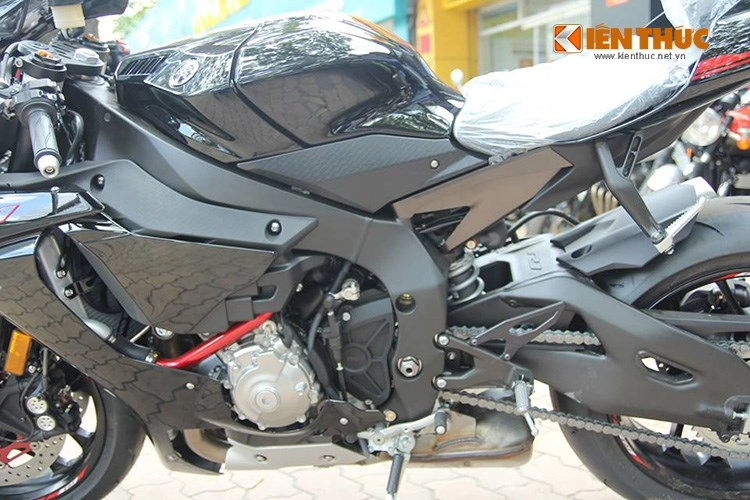 Cận cảnh yamaha r1 2015 màu đen siêu ngầu tại việt nam