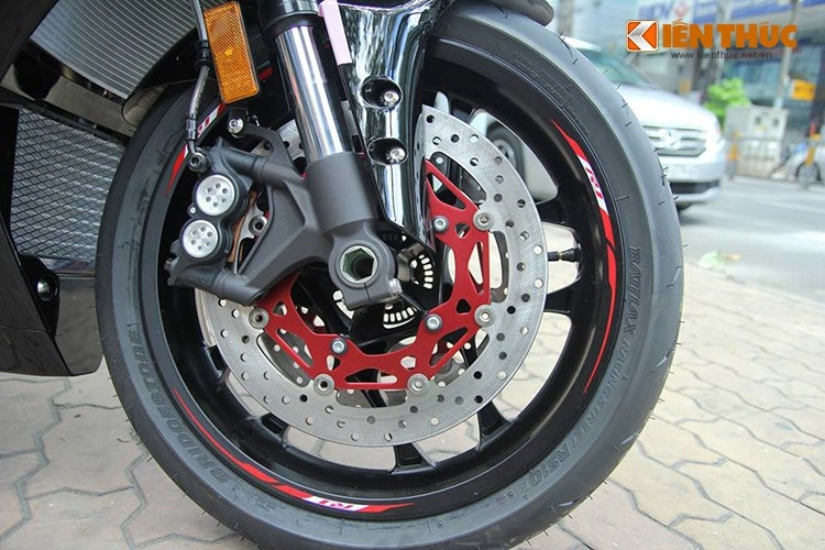 Cận cảnh yamaha r1 2015 màu đen siêu ngầu tại việt nam