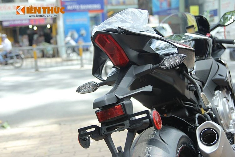 Cận cảnh yamaha r1 2015 màu đen siêu ngầu tại việt nam