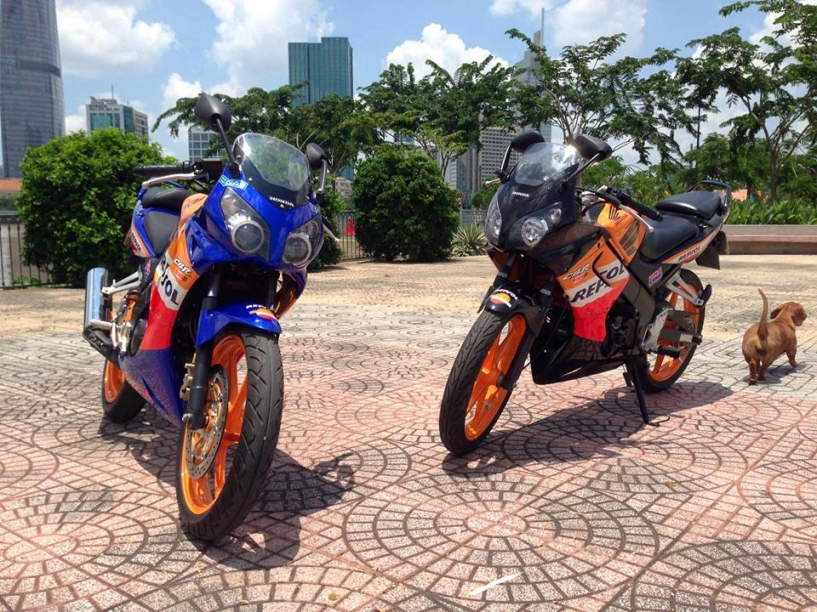 Cặp đôi cbr 150cc tạo dáng trên phố