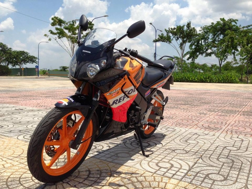 Cặp đôi cbr 150cc tạo dáng trên phố