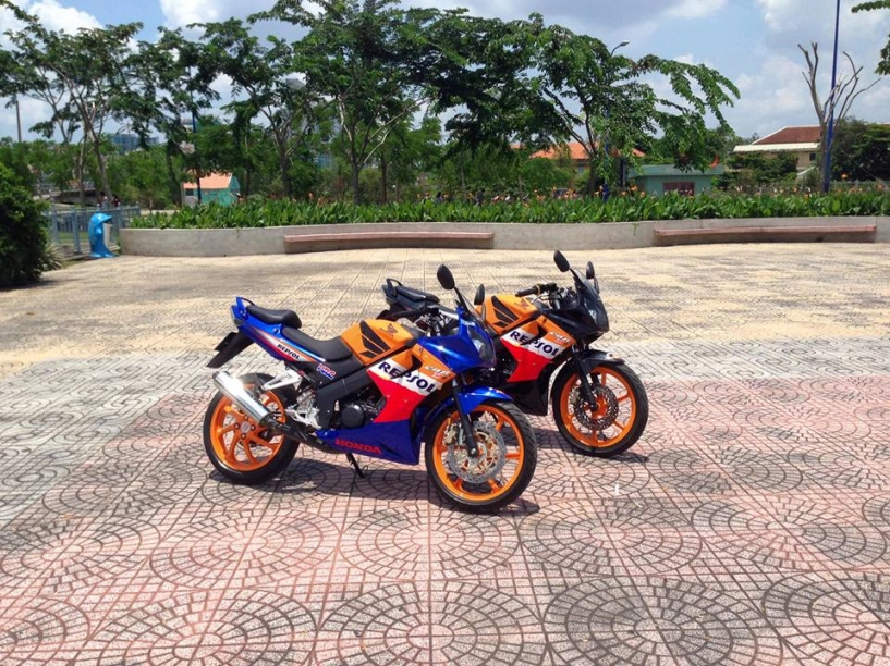 Cặp đôi cbr 150cc tạo dáng trên phố