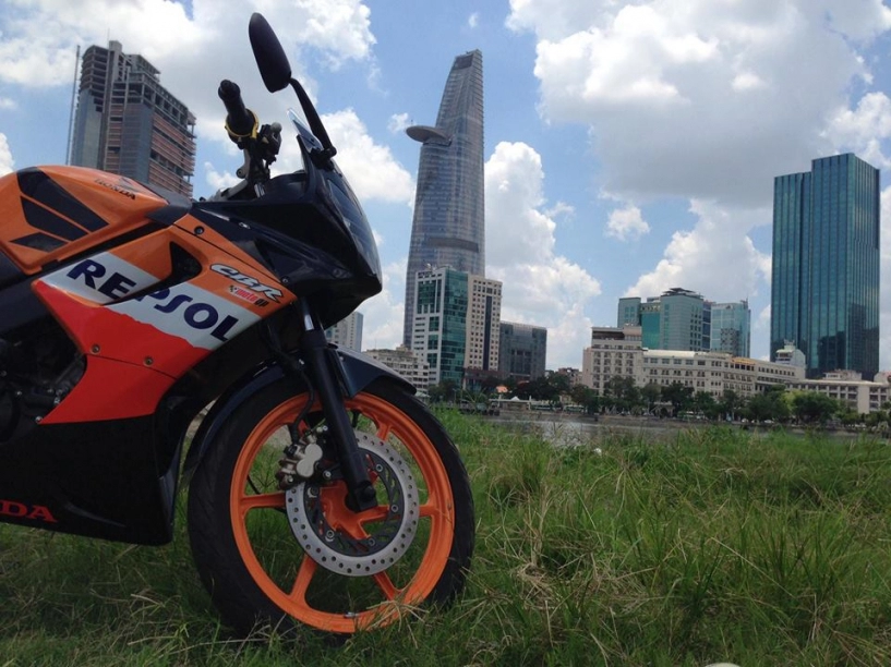 Cặp đôi cbr 150cc tạo dáng trên phố