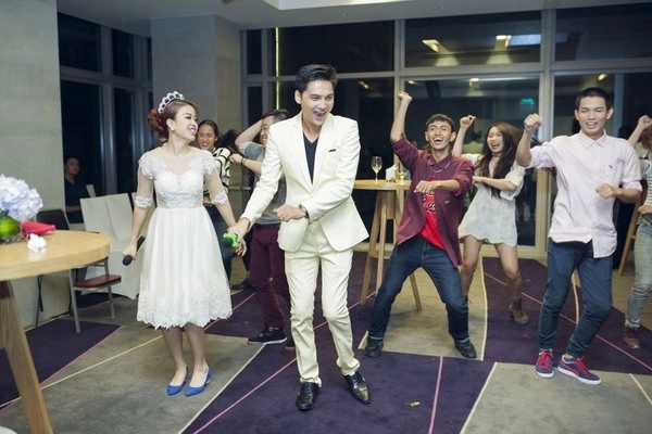 Cặp đôi sài thành nhảy múa tặng trăm triệu quà cho khách dự đám cưới