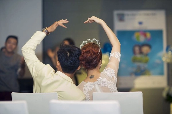 Cặp đôi sài thành nhảy múa tặng trăm triệu quà cho khách dự đám cưới