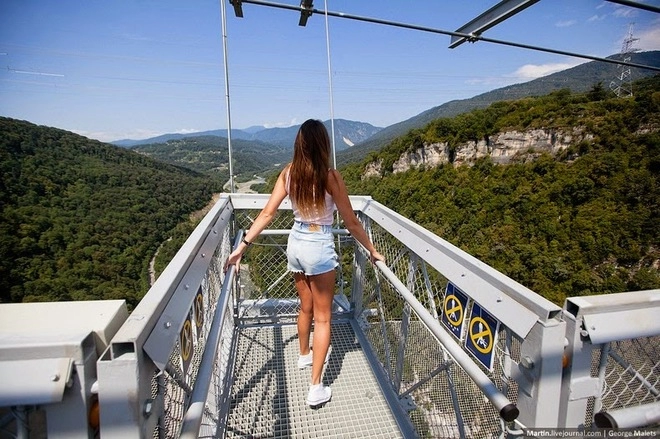 Cầu treo đi bộ dài nhất thế giới