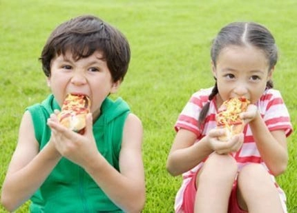 Cha mẹ đang dạy trẻ ghét ăn rau thích đồ ăn nhanh