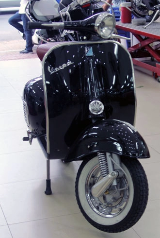 Chiếc vespa vbb standard 50 năm tuổi tại sài gòn