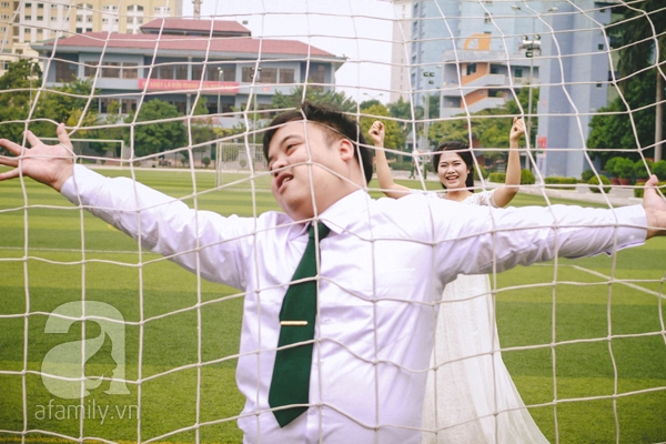 Chuyện tình hai số 0 và bộ ảnh cưới hài hước chụp tại sân bóng