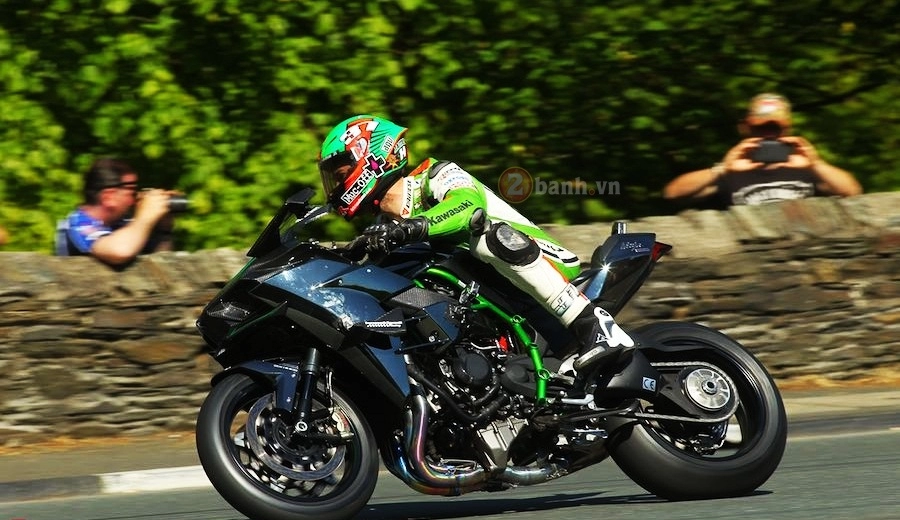 clip quái vật kawasaki ninja h2r gầm rú tại giải đua isle of man tt