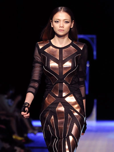 cô dâu thanh hằng nổi loạn trên sàn catwalk