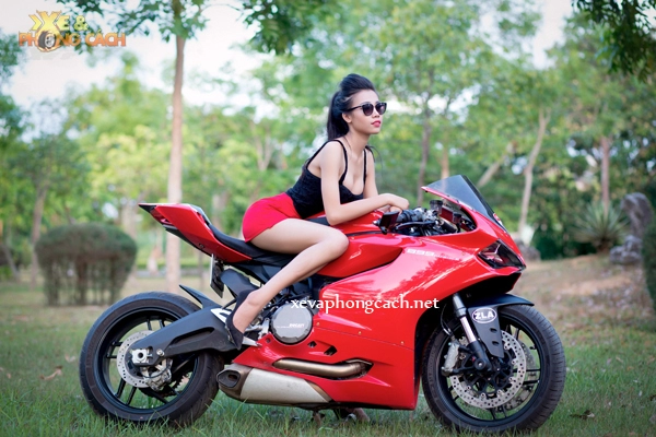 Cô nàng sexy gợi cảm trên chiếc ducati 899 panigale