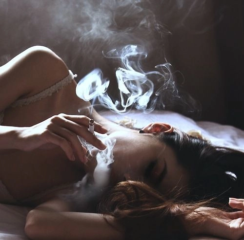 Đàn bà hút thuốc