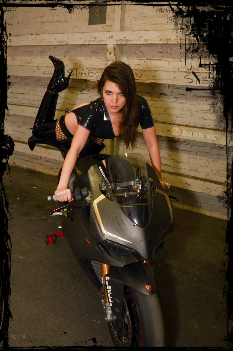 Ducati 1199 panigale phiên bản độ carbon đọ dáng cùng chân dài nóng bỏng