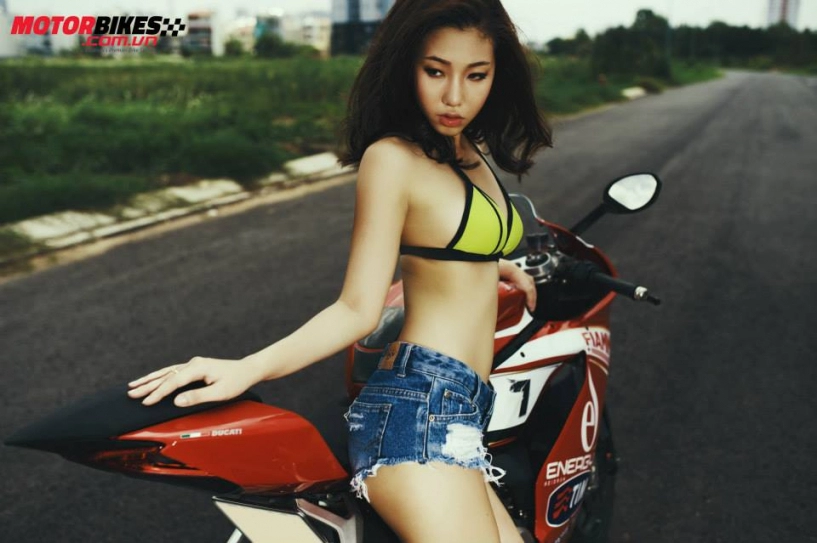 Ducati 899 panigale tuyệt đẹp bên cô nàng sexy