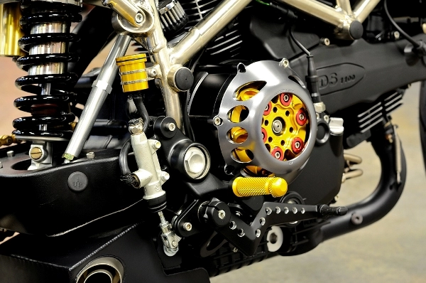 Ducati hypermotard cứng cáp với bản độ từ c2 design