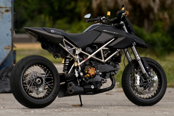 Ducati hypermotard cứng cáp với bản độ từ c2 design