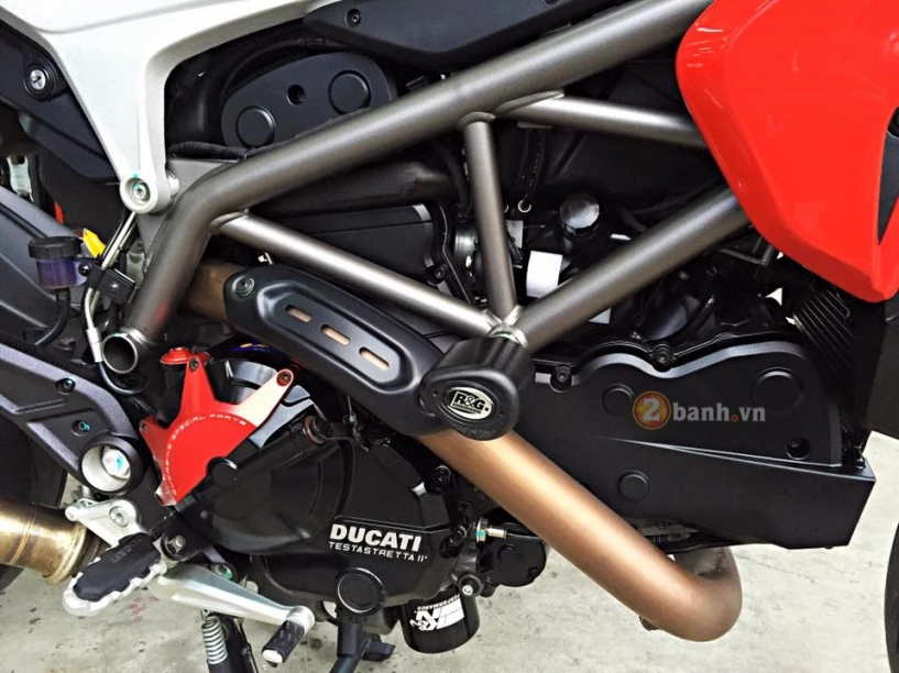 Ducati hyperstrada chiến binh trên xa lộ