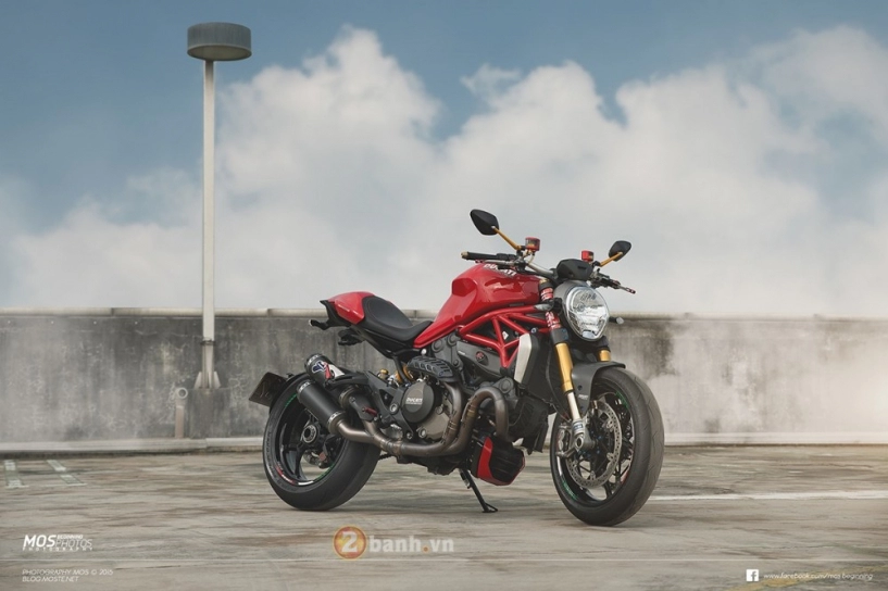 Ducati monster 1200s độ chất lừ bên cạnh cô nàng cá tính