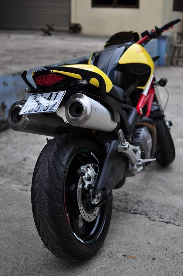 Ducati monster 795 độ nổi bật với tông vàng đỏ