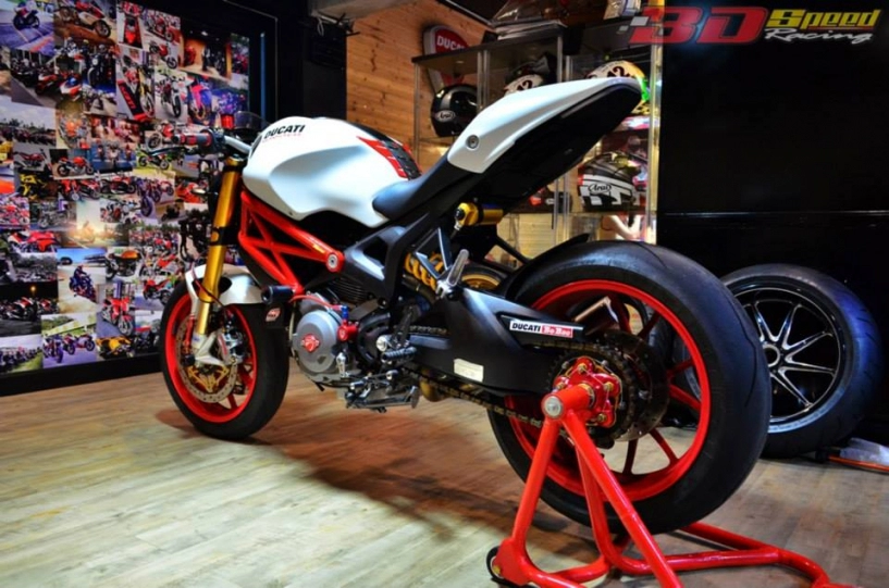 Ducati monster 796 độ nổi bật với những món đồ chơi hàng hiệu