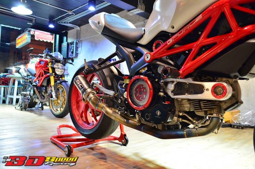 Ducati monster 796 độ nổi bật với những món đồ chơi hàng hiệu