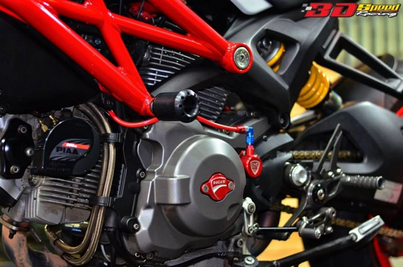 Ducati monster 796 độ sành điệu bên đồ chơi hàng hiệu