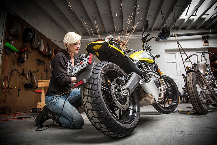 Ducati scrambler của cô nàng nhà báo xinh đẹp