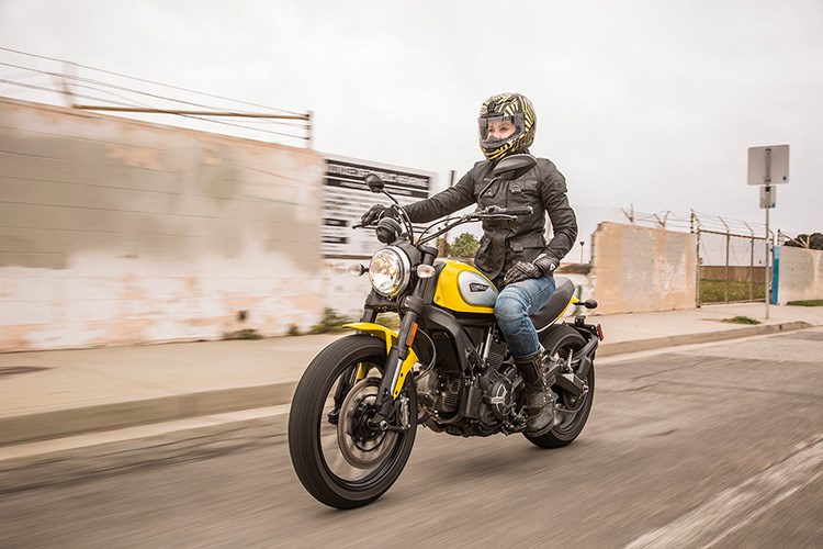 Ducati scrambler của cô nàng nhà báo xinh đẹp