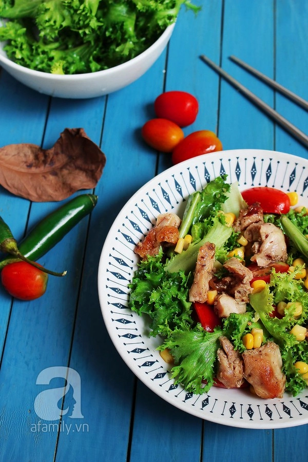 Giữ dáng hiệu quả với món salad gà đầy màu sắc