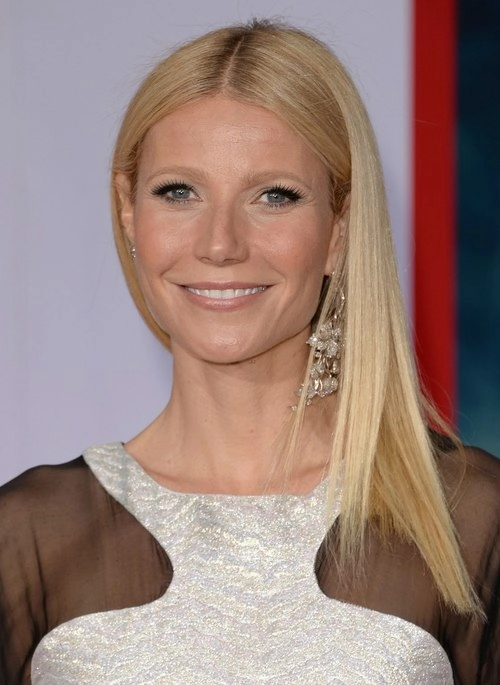 Gwyneth paltrow diện váy xuyên thấu hai bên hông