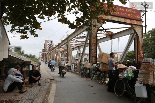 Hà nội mùa cỏ lau nở rộ bên cây cầu long biên lịch sử