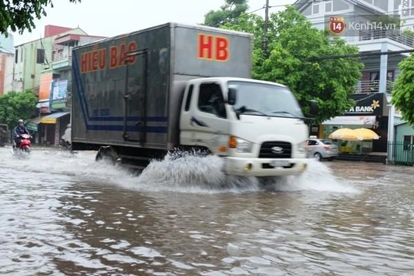 Hà nội thành biển nước vì mưa lớn cả đêm