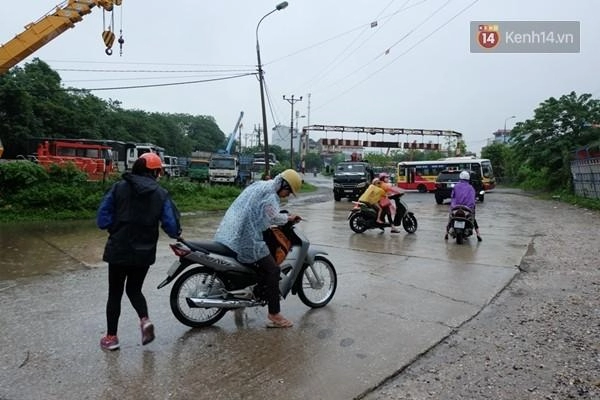 Hà nội thành biển nước vì mưa lớn cả đêm