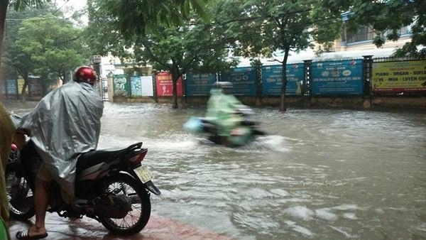 Hà nội thành biển nước vì mưa lớn cả đêm