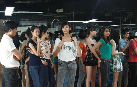 Hoàng yến trên sàn tập elle fashion show