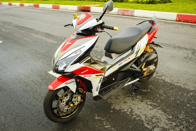 Honda airblade sơn tem đấu nổi bật tại sài gòn