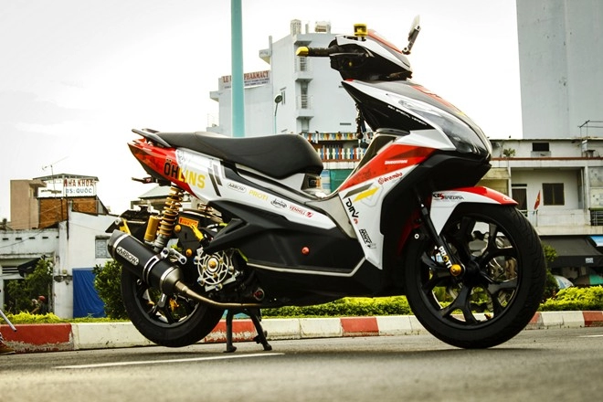 Honda airblade sơn tem đấu nổi bật tại sài gòn