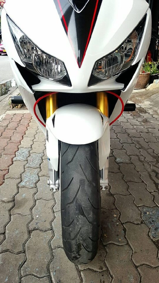 Honda cbr1000rr độ nhẹ với những món đồ chơi giá trị