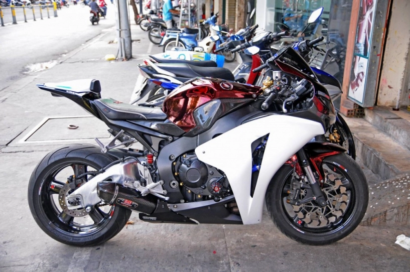 Honda cbr1000rr sơn mạ chrome độc đáo tại sài gòn
