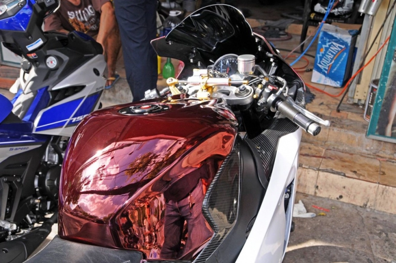 Honda cbr1000rr sơn mạ chrome độc đáo tại sài gòn